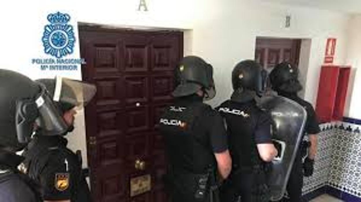 Agentes de la UPR en el momento de acceder al inmueble del condenado