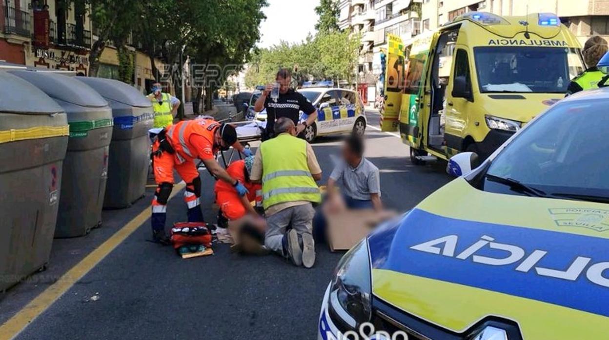 Herida con lesiones graves en una pierna tras ser atropellada en la calle Recaredo de Sevilla