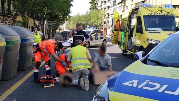 Herida con lesiones graves en una pierna tras ser atropellada en la calle Recaredo de Sevilla