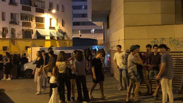 Vuelve el botellón a Sevilla con el estado de alarma todavía vigente por el Covid-19