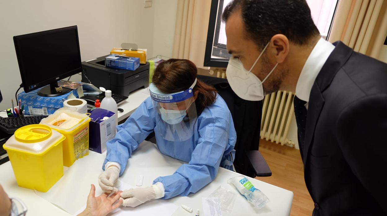 Javier Millán supervisa la realización de los test en el Instituto de Medicina Legal