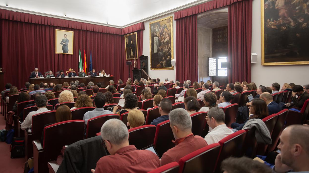 Una conferencia en el Paraninfo de la Universidad de Sevilla