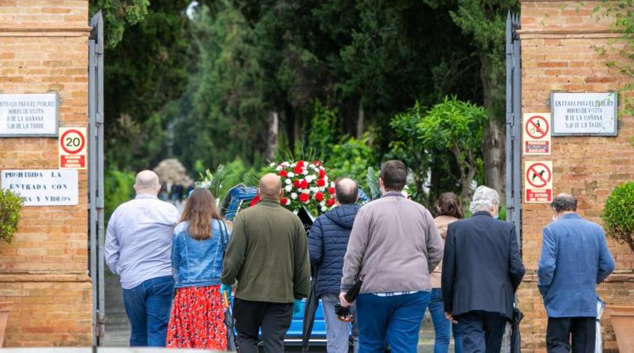 Un entierro con contados deudos y familiares en el cementerio de San Fernando el 12 de mayo