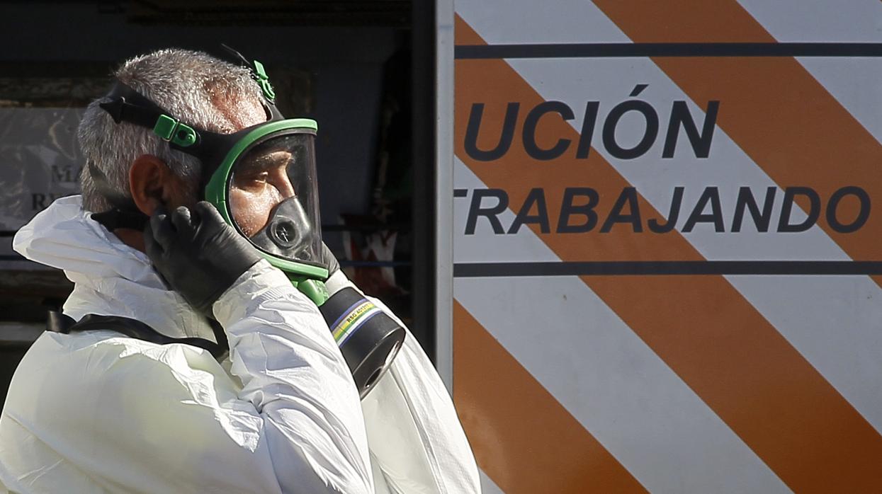 Un trabajador sanitario equipado con un equipo de protección individual