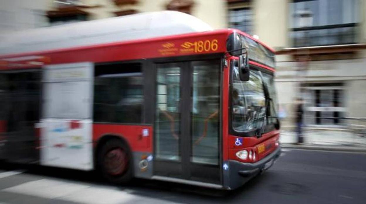 Los autobuses de Tussam recuperan hoy el cien por cien de sus servicios