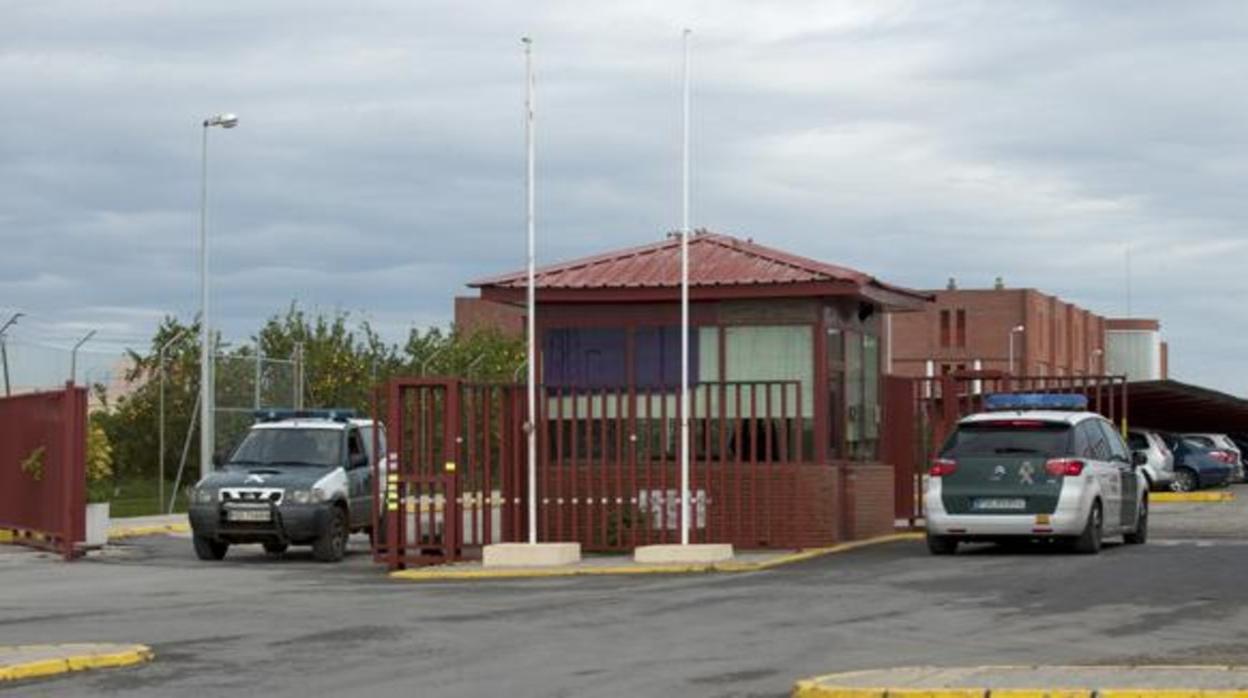 Entrada al centro penitenciario de Sevilla I donde trabajaba el funcionario detenido