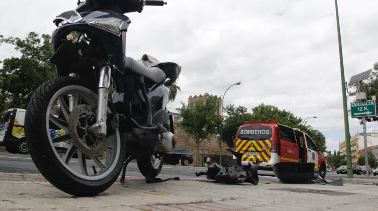 Una imagen de la moto siniestrada y el vehículo de los Bomberos