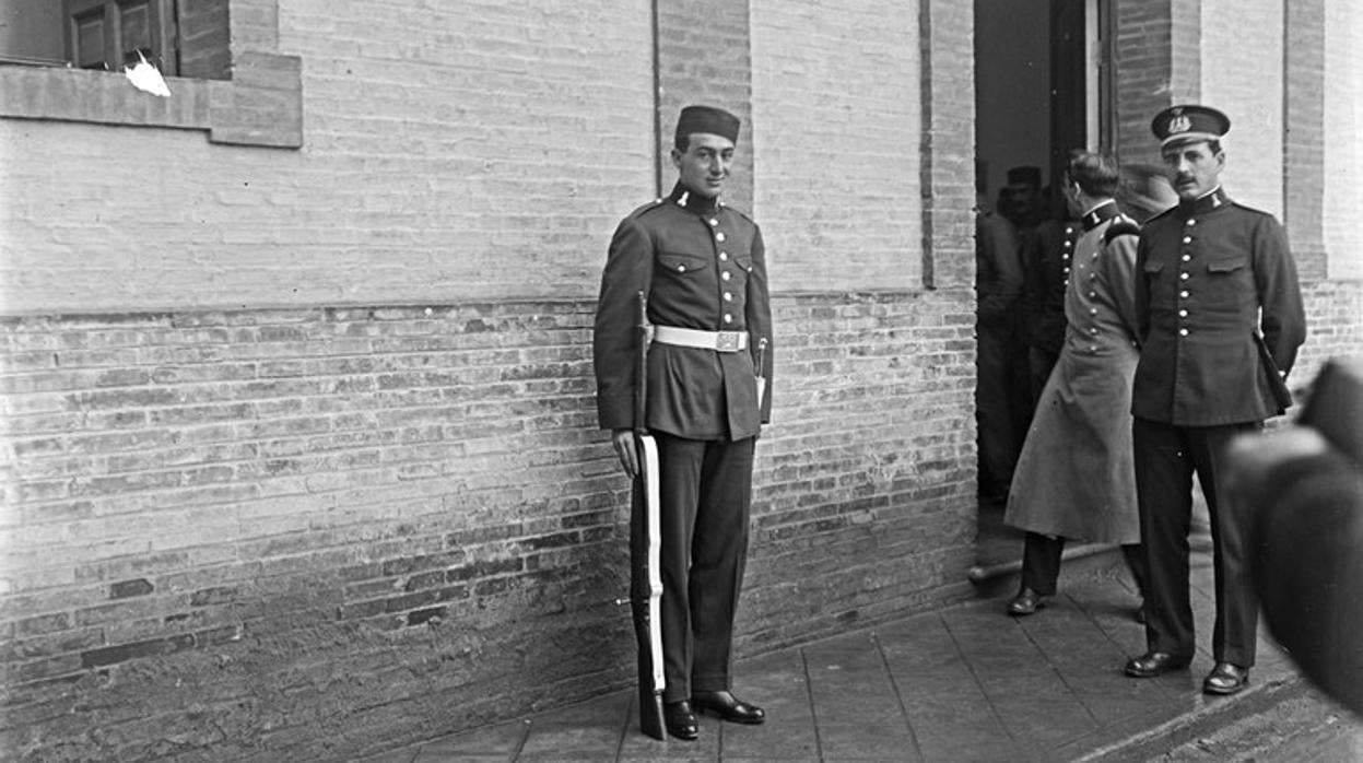 Joselito El Gallo, con el uniforme de Ingenieros en su etapa de recluta