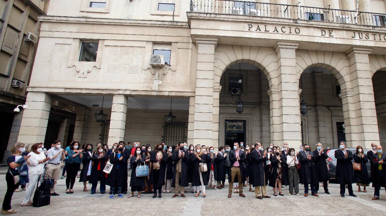 Protesta de abogados, procuradores y graduados sociales en la Audiencia