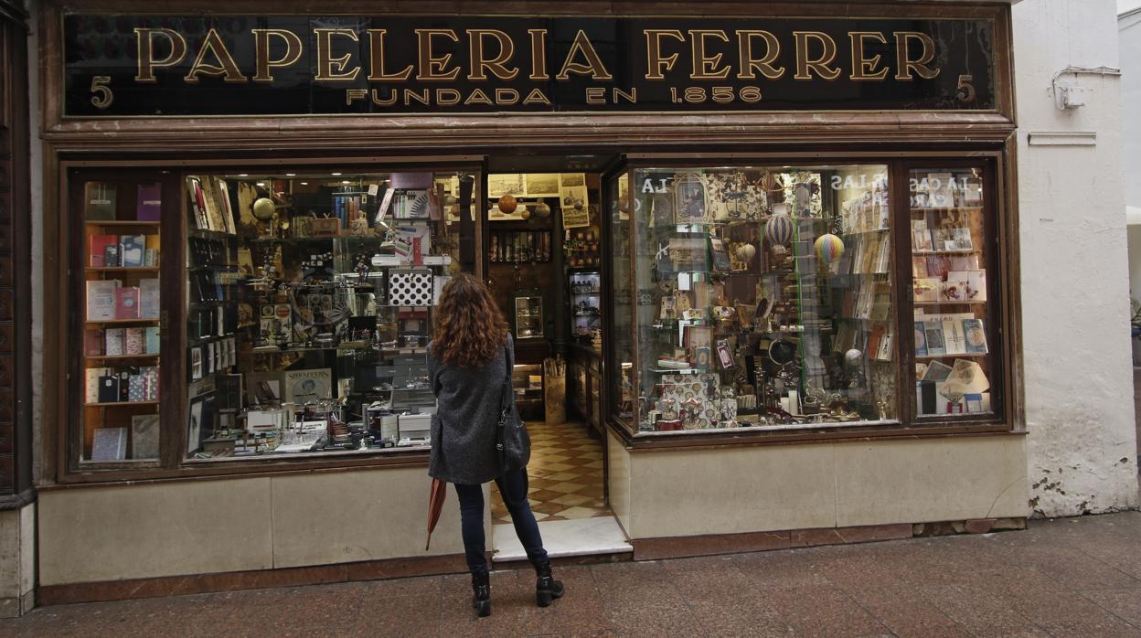 Papelería Ferrer, uno de los negocios de mayor raigambre del casco histórico hispalense