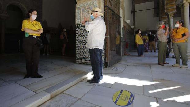 Los sevillanos hacen suyo el Alcázar el día de su reapertura tras la crisis sanitaria del Covid-19