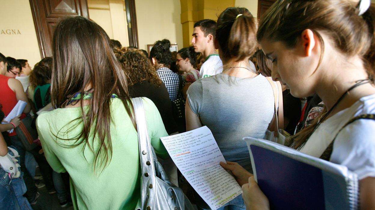 Esetudiantes entrando en un aula