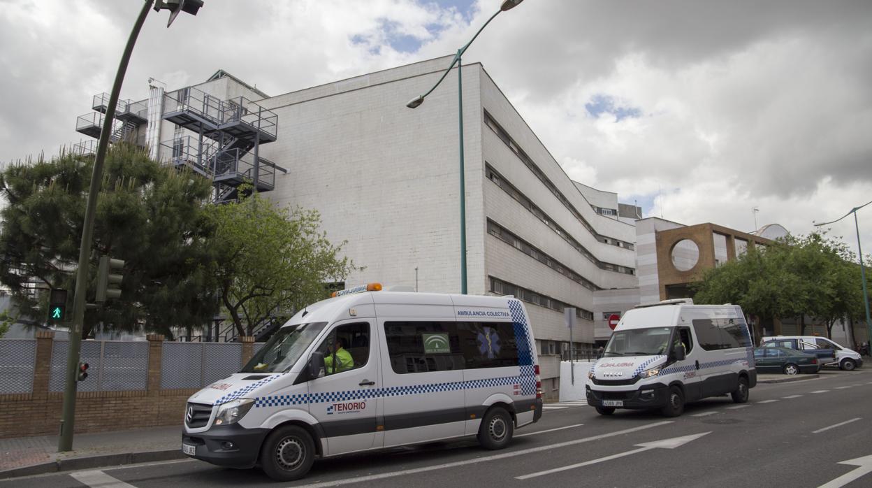 Ambulancias en el entorno del hospital Virgen Macarena de la capital