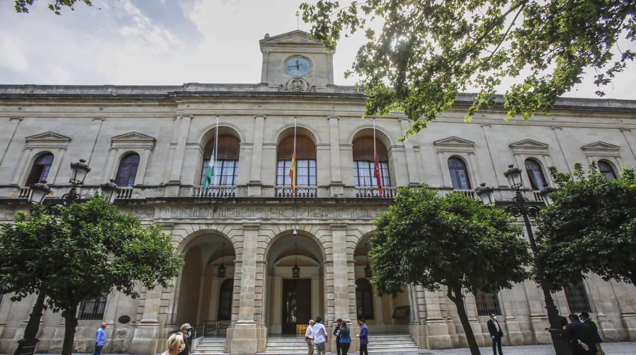 Varios empleados municipales, en la puerta del Ayuntamiento