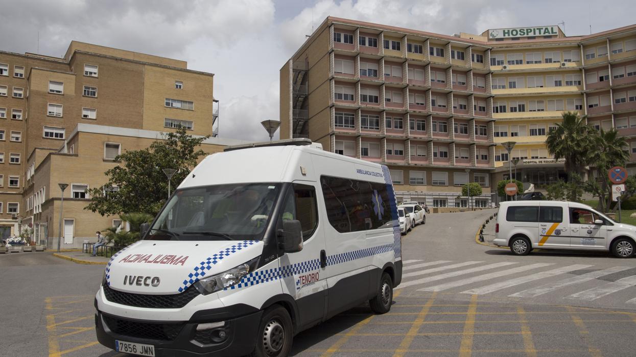 Una ambulancia sale del hospital Virgen del Rocío de Sevilla