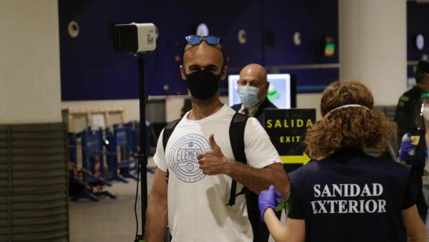 Llega a Sevilla el primer vuelo internacional con viajeros españoles y holandeses