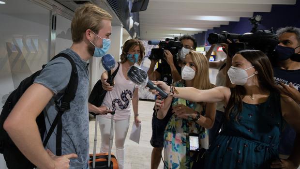 Quince vuelos este domingo en Sevilla en el primer día de llegada de turistas tras el estado de alarma