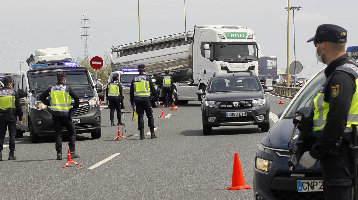 Uno de los controles policiales que se establecieron en las entradas y salidas de Sevilla