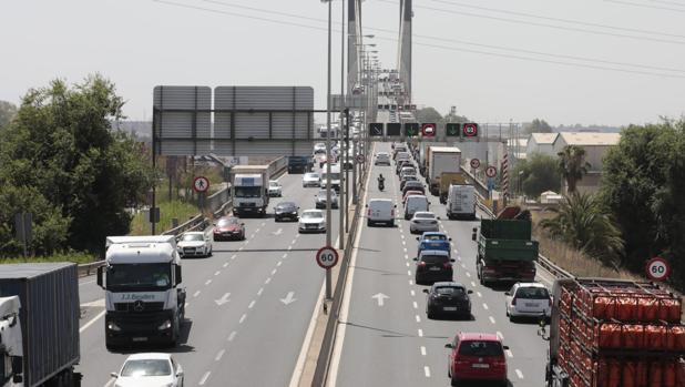 Accidente de tráfico en el puente del Centenario