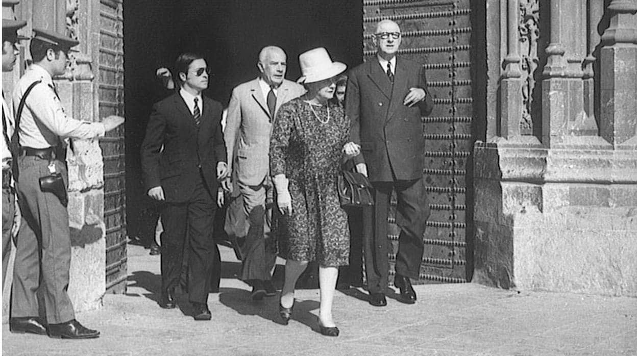 De Gaulle y su esposa saliendo por la puerta de los Palos de la Catedral
