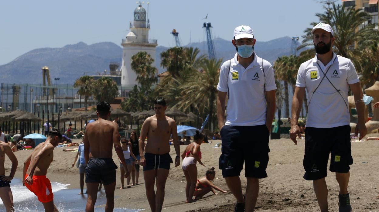 Los vigilantes de las playas de Andalucía se visten de Álvaro Moreno