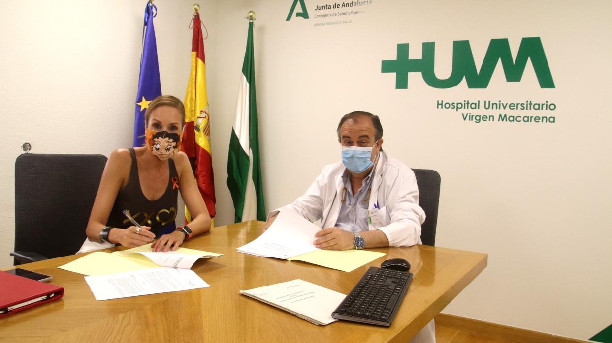 Sandra Ibarra y Miguel Ángel Colmenero, director-grerente del Hospital Virgen Macarena