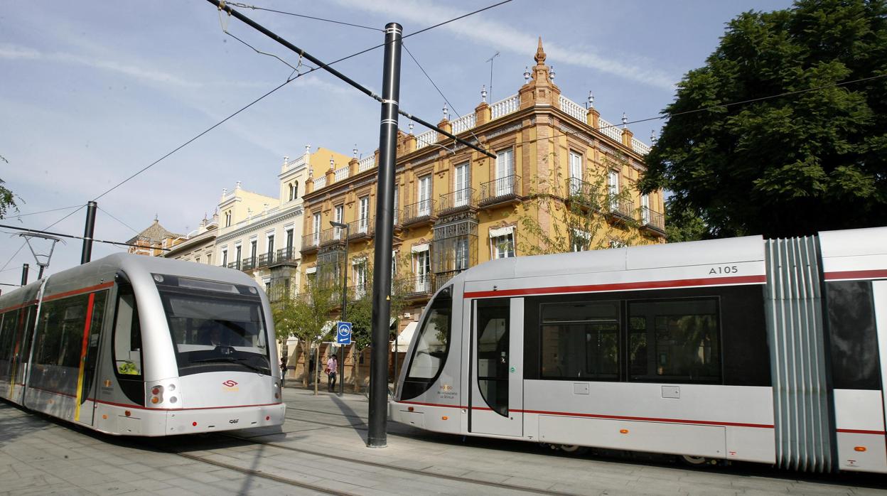 El Metrocentro de Sevilla a su paso por la calle San Fernando