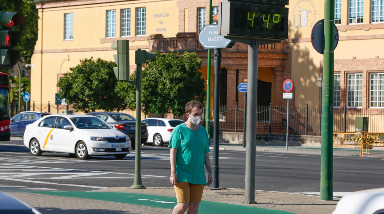 Un hombre pasea por Sevilla con el termómetro marcando 44 grados