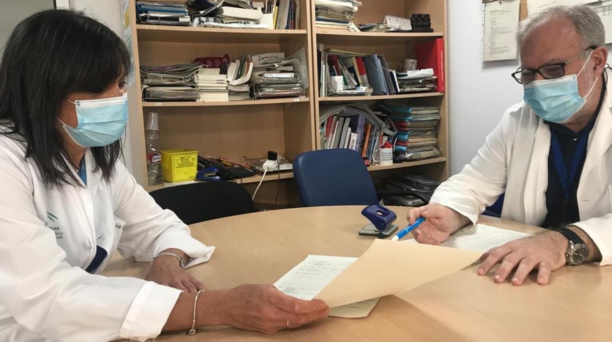 Lola González, supervisora de Enfermeria de UCI, con José Garnacho, jefe de UCI, en el Virgen Macarena