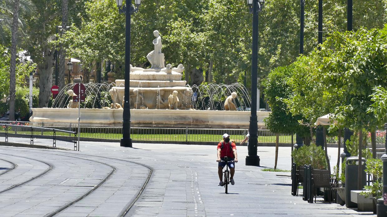 Un ciclista avanza por una desierta Puerta de Jerez