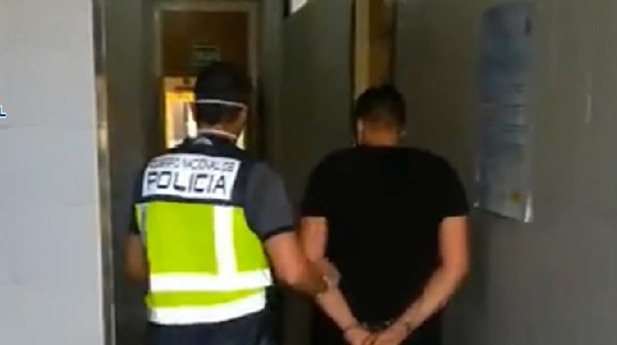 La Policía acompaña al detenido tras arrestarlo hace unos días