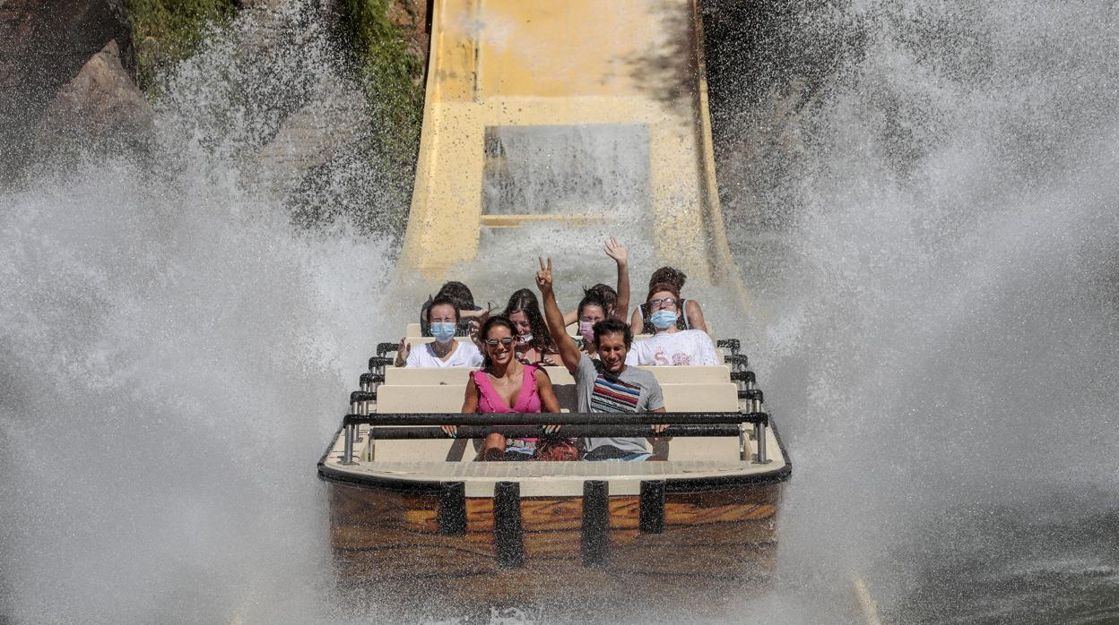 Usuarios con mascarillas y sin ella en una de las atracciones de agua del parque