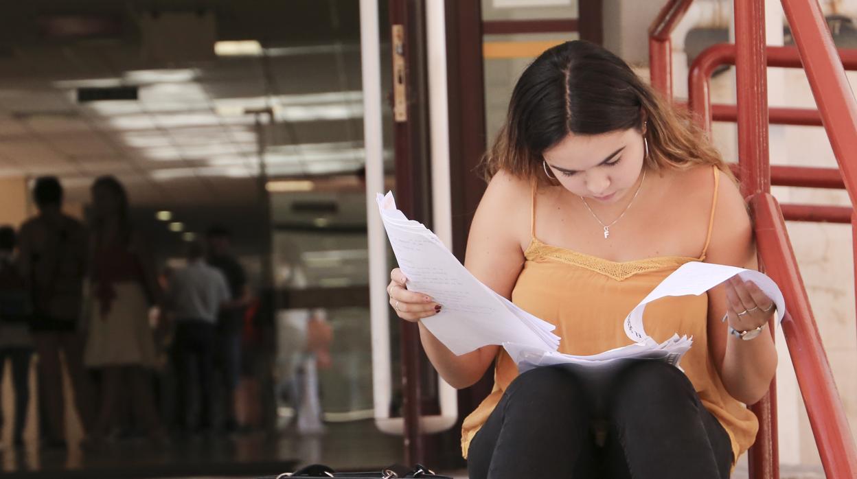 Una alumna estudia antes de acceder a una de las pruebas de Selectividad de otro curso