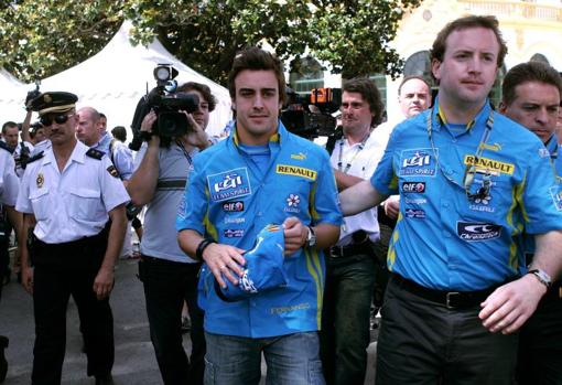 Fernando Alonso en el paddock antes del espectáculo F1 Renault Roadshow en las calles de Sevilla.