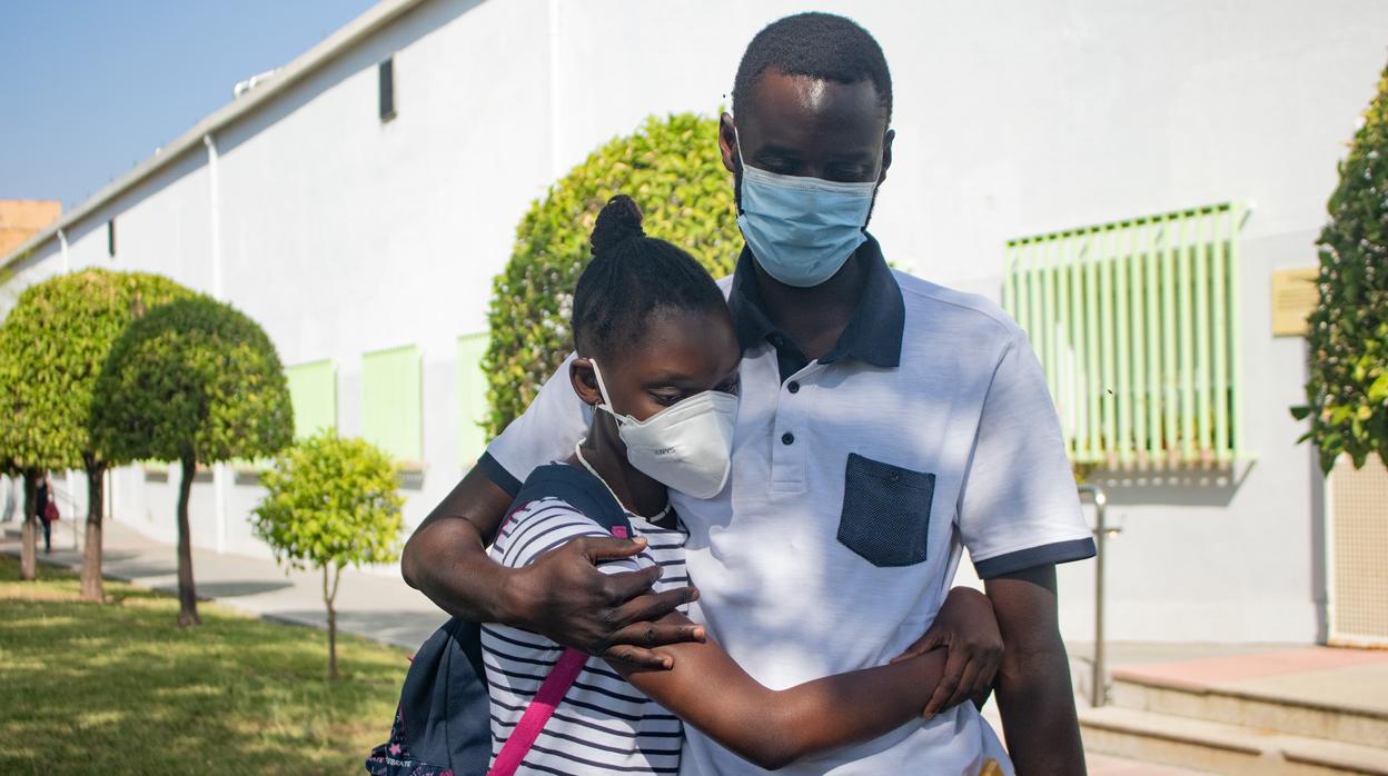 Cheikh con su hija Binta saliendo del Hospital Virgen del Rocío