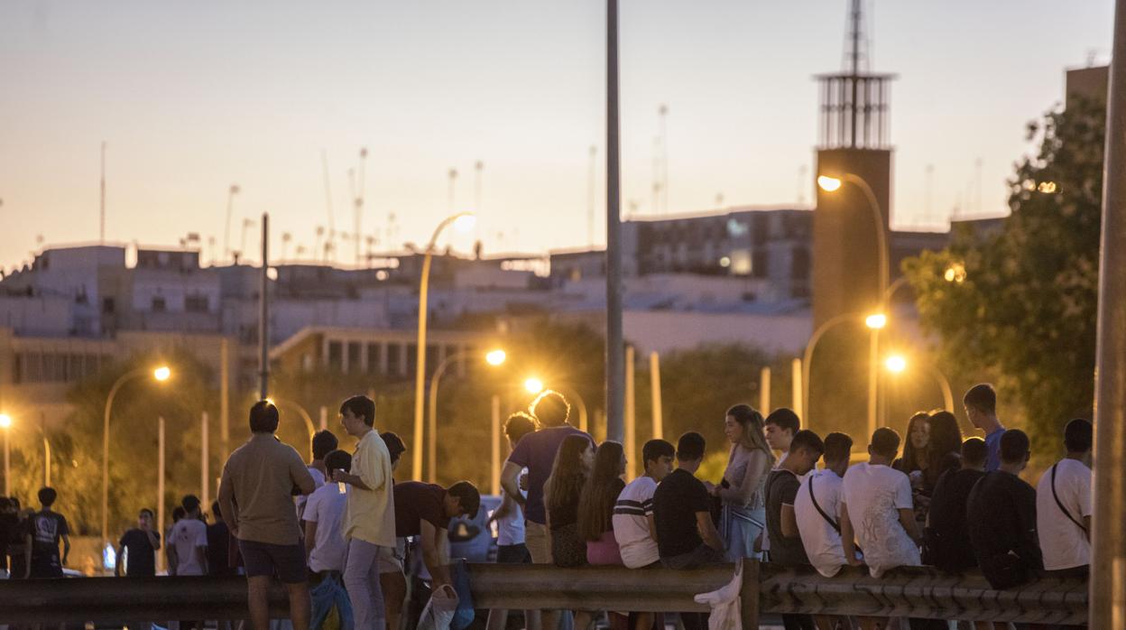 Jóvenes en una botellona en el entorno del recinto ferial en Los Remedios