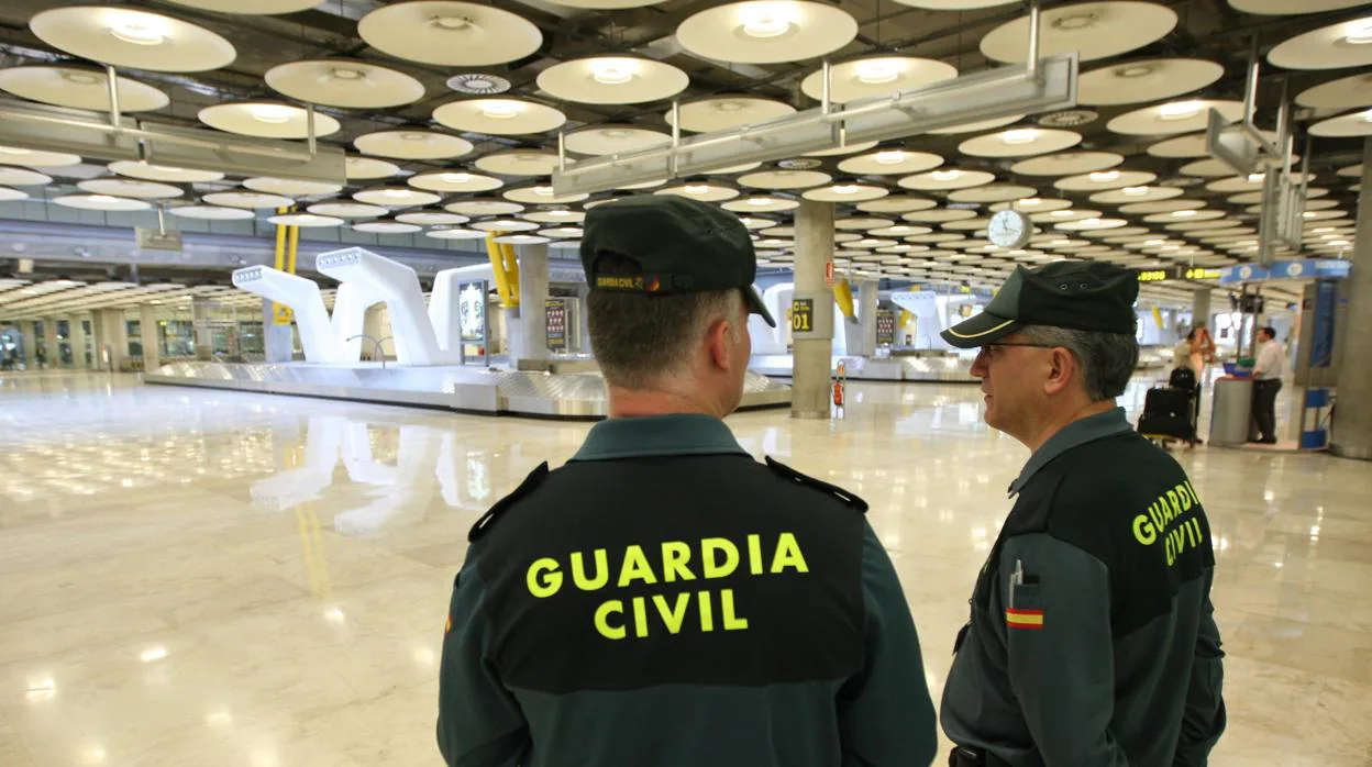 Dos agentes de la Guardia Civil en control de aduanas en Barajas, aeropuerto al que llegaban las mujeres desde Bolivia