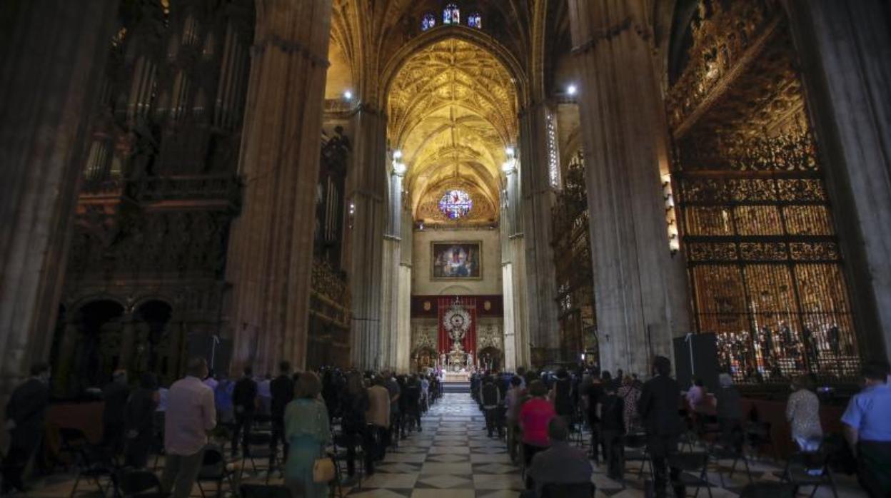 Misa con las medidas de distancia entre personas ante el altar del jubileo de la Catedral