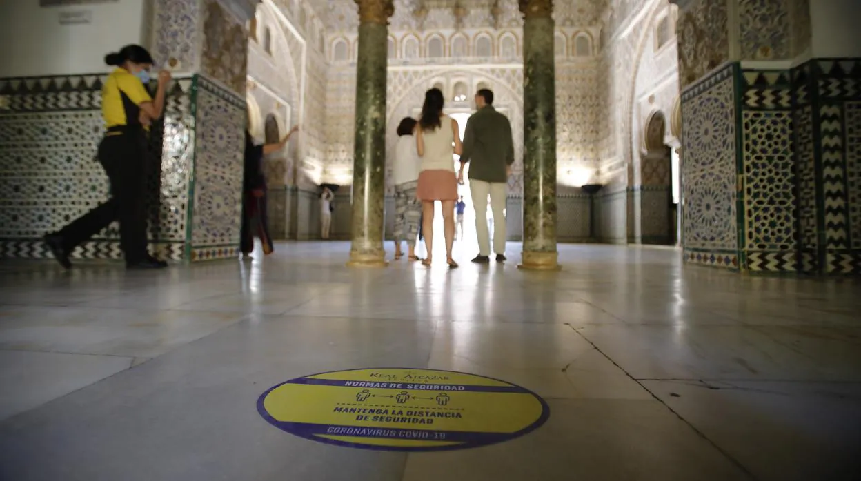 Un grupo de turistas en el Alcázar, donde se han establecido medidas de seguridad sanitaria por el coronavirus