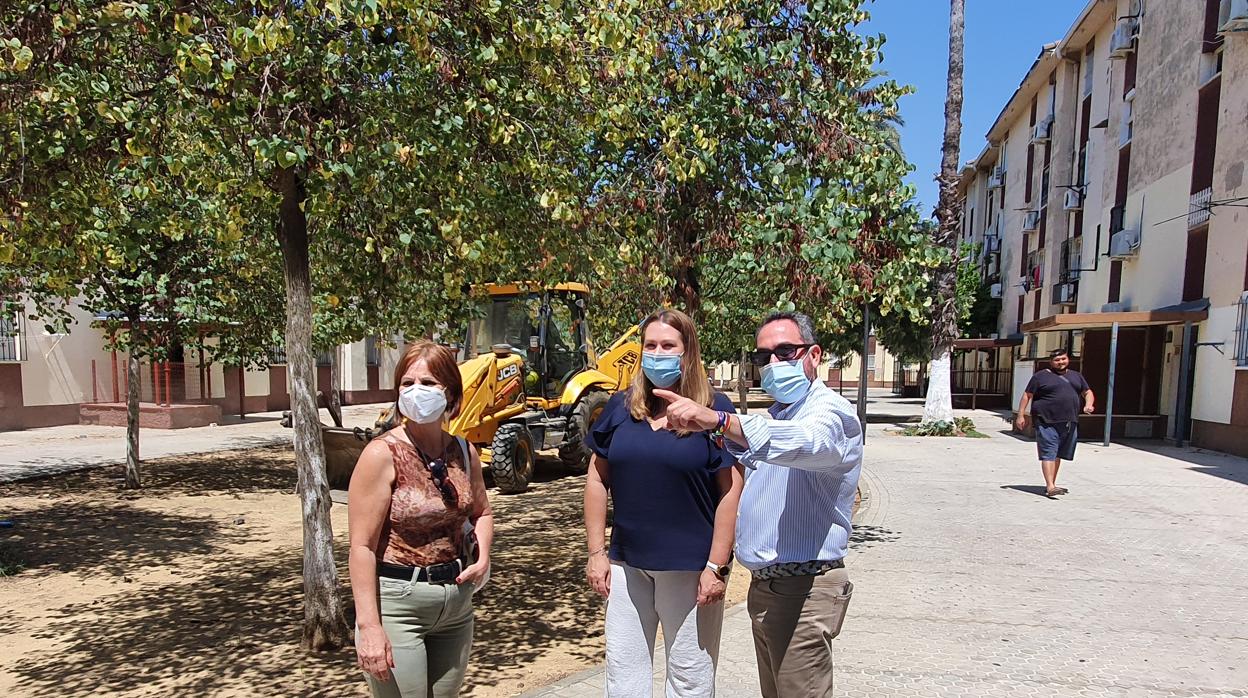 La delegada del Distrito Sur visita las obras en la plaza Ideal Andaluz