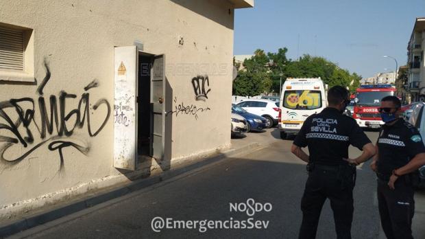 Un técnico de electricidad herido grave con quemaduras en una explosión en Sevilla