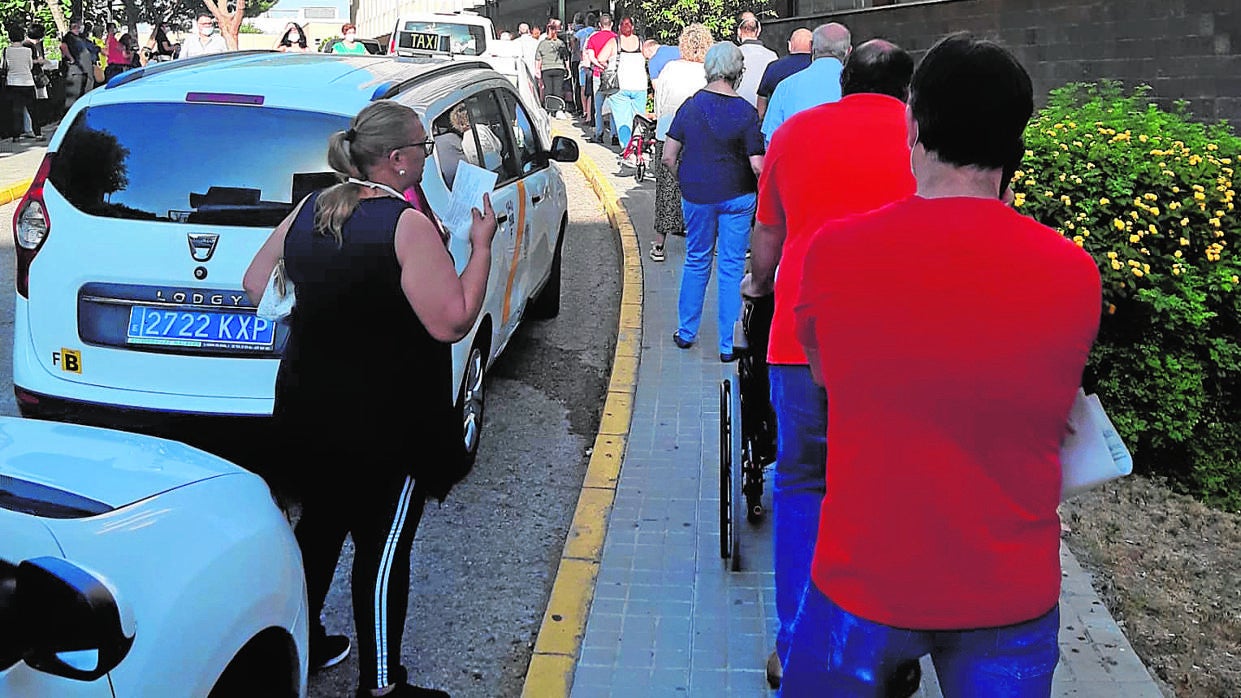 Colas en el Hospital de Rehabilitación y Traumatología del Virgen del Rocío el pasado 6 de julio