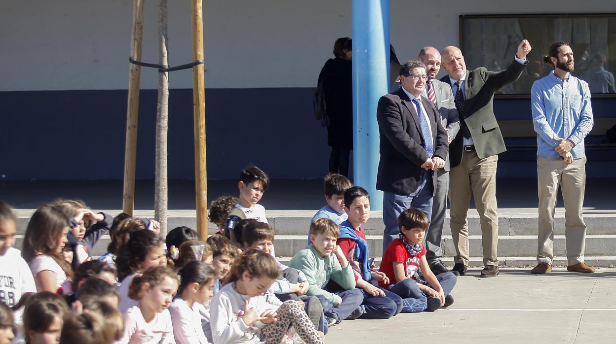 Unos niños en el colegio