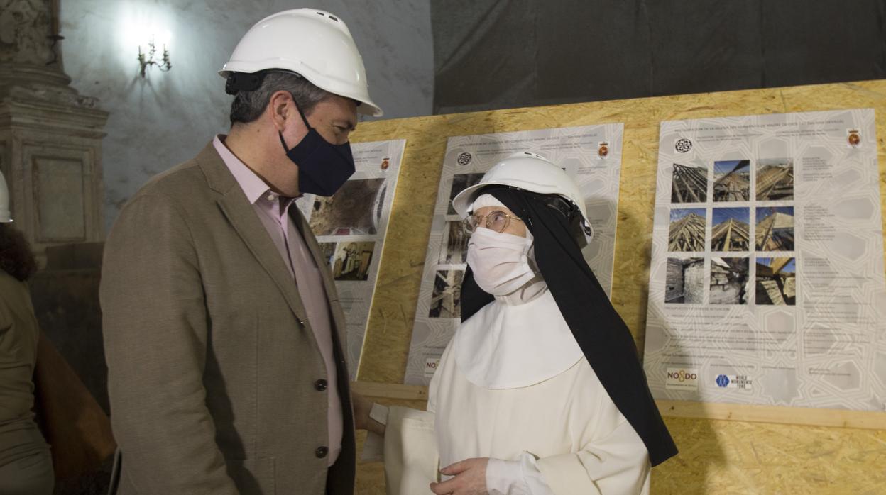 El alcalde con una de las monjas del convento de Madre de Dios