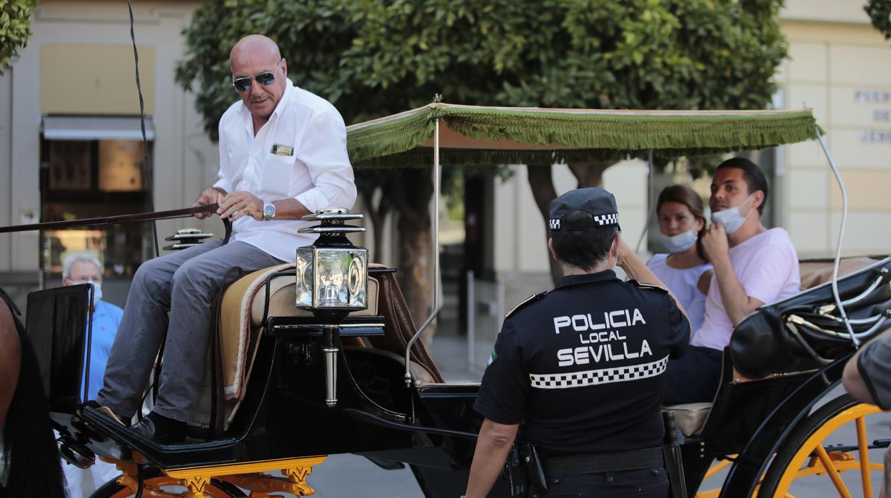 Los agentes de la Policía Local estuvieron avisando durante los primeros días de esta nueva medida a todos los ciudadanos