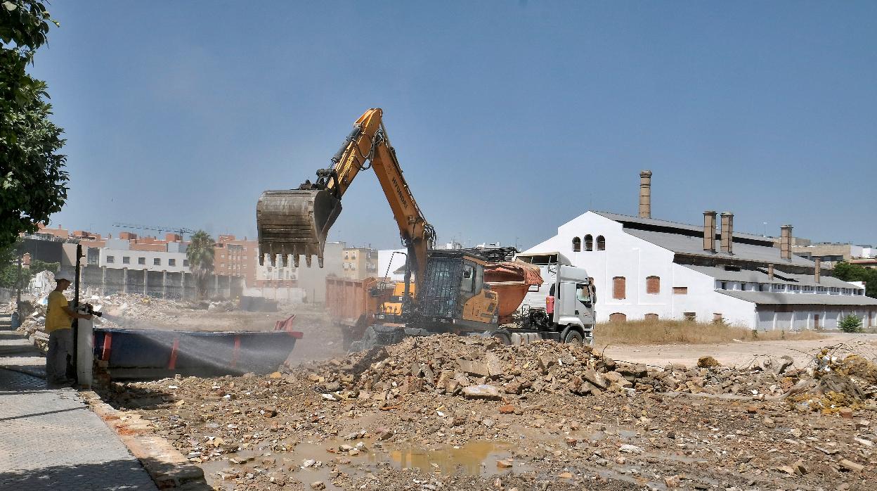 Demolición de los muros de la antigua Fábrica de Vidrio