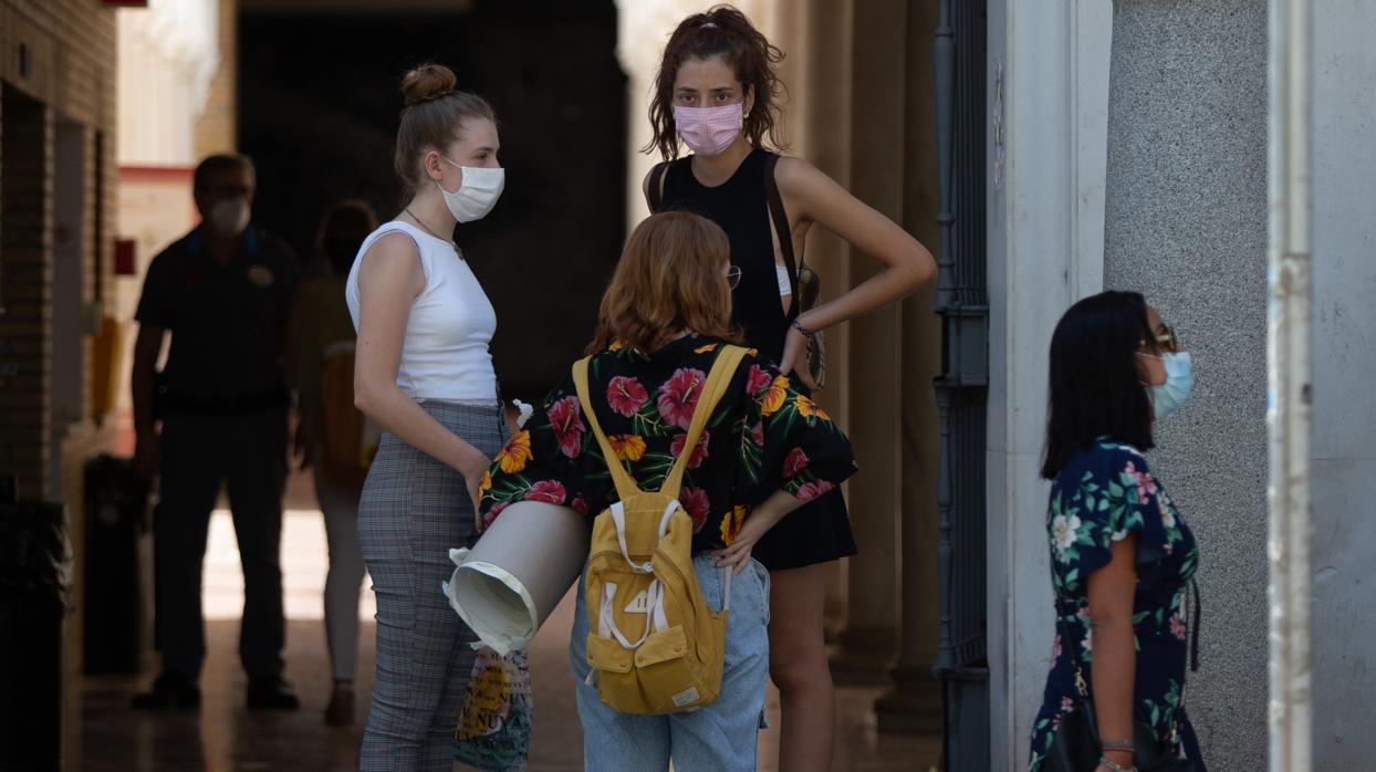 Varias mujeres en el Centro de Sevilla