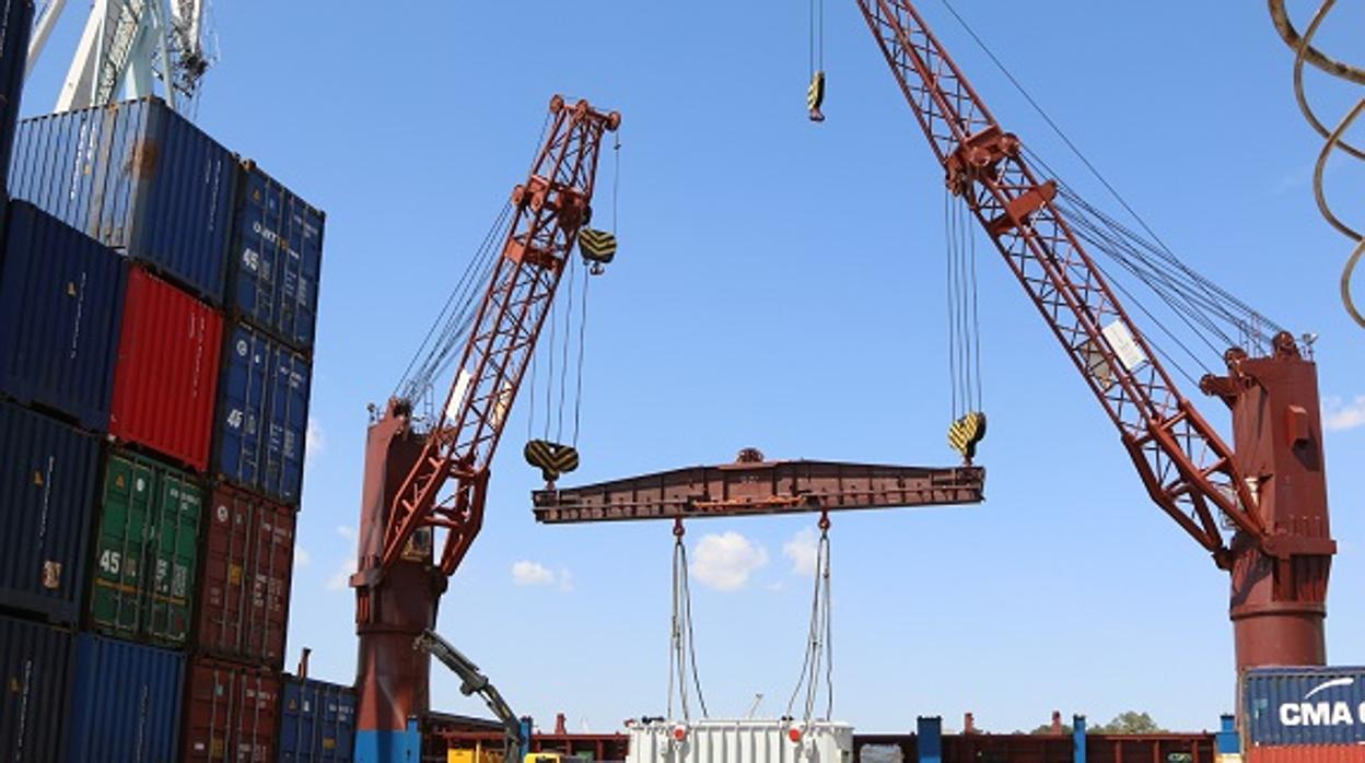 Un buque de carga en el Puerto de Sevilla