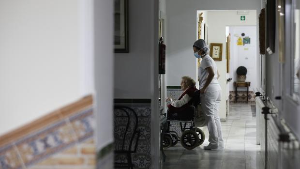 Los «retrasos» que dejaron 151 muertes de ancianos por Covid-19 en las residencias de Sevilla