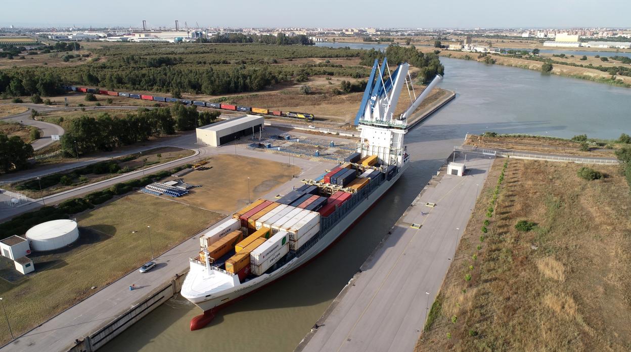 Un barco de carga en uno de los canales del río